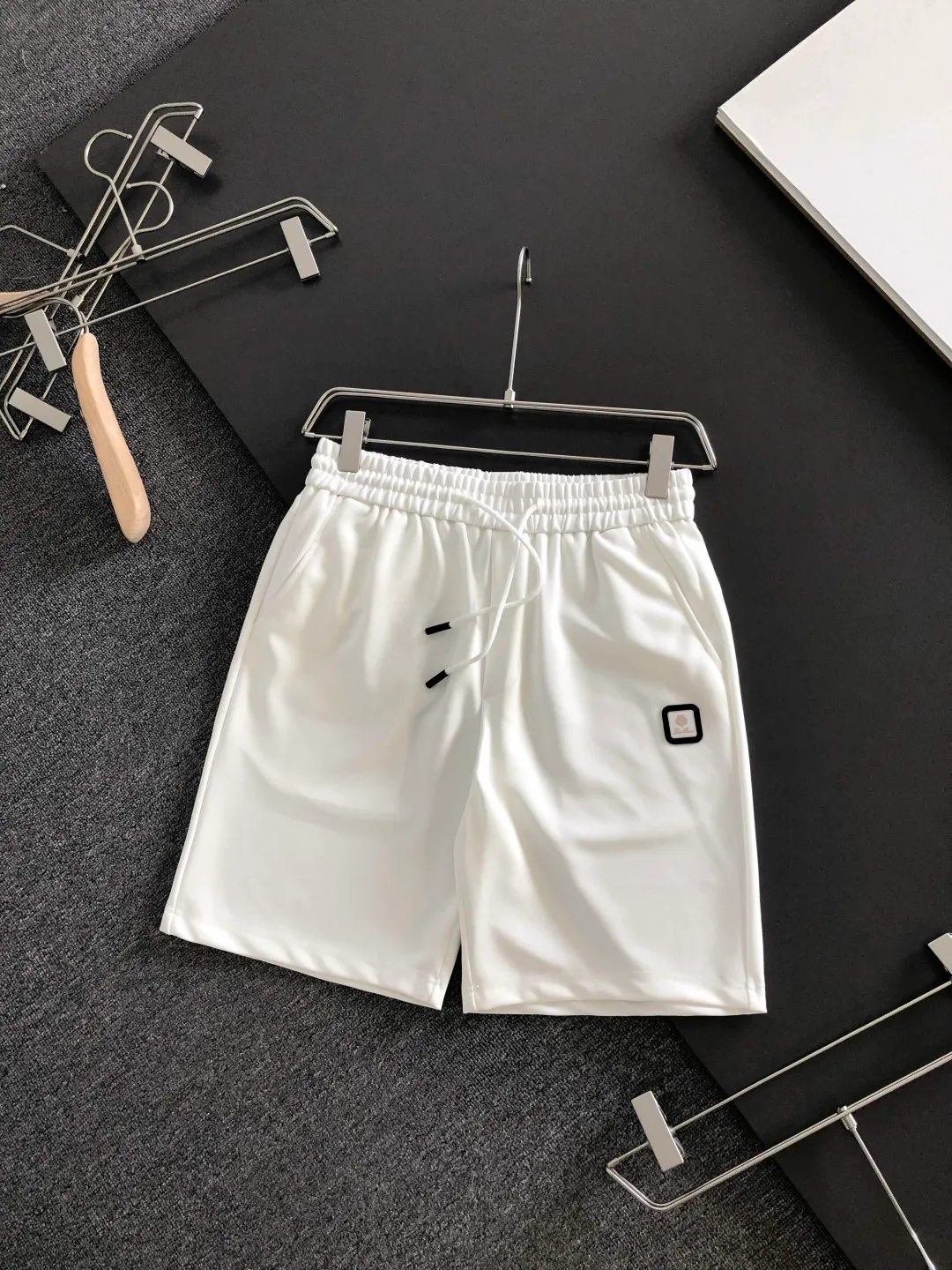LSS summer New Arrival shorts are made of high-elastic cotton fabric, which is super skin-friendly and comfortable. It is embellished with Classic logo and has in-place hardware details! Versatile upper body effect is super handsome! Sizes M-XXXL